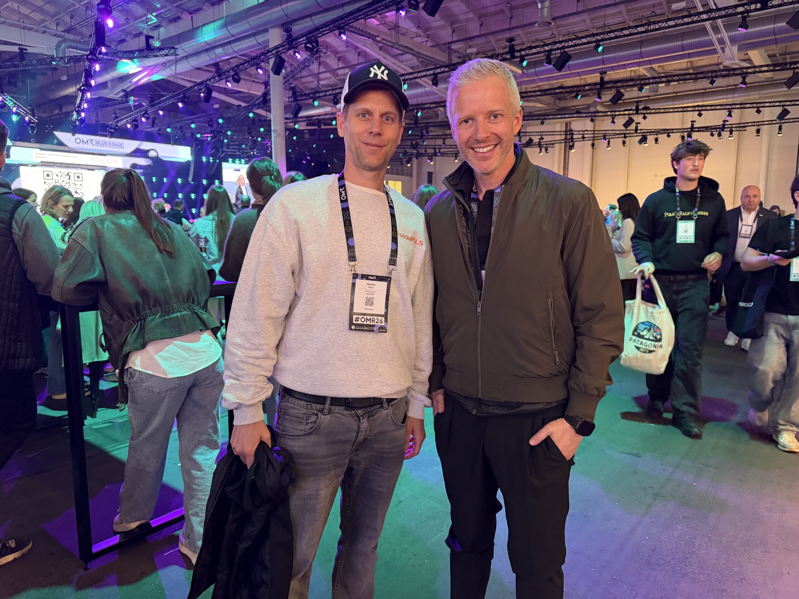 Erste persönliche Begegnung auf der OMR in Hamburg: Bastian Müller (Mitgründer und CEO socialPALS, links) und Sven Wehlmann (Geschäftsführer Vitra Deutschland)